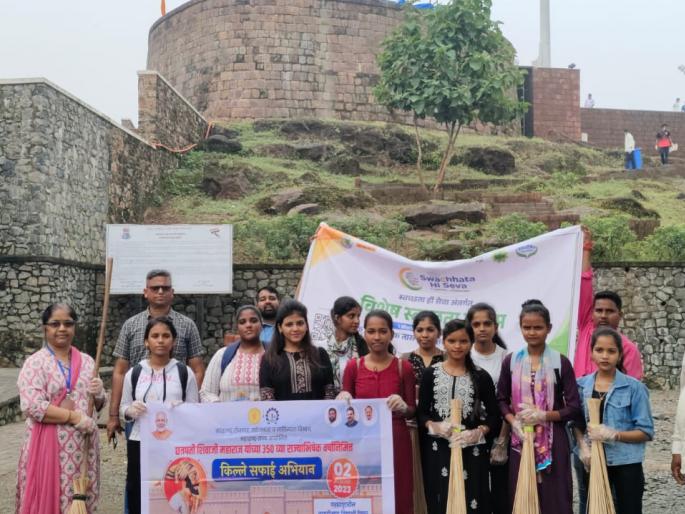 cleaning by iti students in the thane district various places | जिल्ह्यातील आयटीआयच्या विद्यार्थ्यांकडून ठिकठिकाणी साफसफाई cleaning by iti students in the thane district various places | जिल्ह्यातील आयटीआयच्या विद्यार्थ्यांकडून ठिकठिकाणी साफसफाई