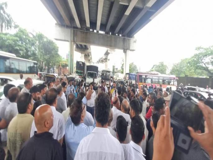 Thane Citizens protest against traffic jams and potholes. The leaders in power understood the problems of the citizens here | कुजबुज! जनता रस्त्यावर उतरताच मतावर डोळा ठेवून ठाण्यातील सर्वपक्षीय नेत्यांना जागा आली का?