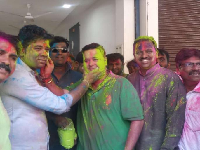 MNS-NCP together in celebrate holi in thane | मनसे-राष्ट्रवादीचा अवघा रंग एक झाला, परांजपे अन् जाधवांची एकमेकांवर रंगांची उधळण MNS-NCP together in celebrate holi in thane | मनसे-राष्ट्रवादीचा अवघा रंग एक झाला, परांजपे अन् जाधवांची एकमेकांवर रंगांची उधळण