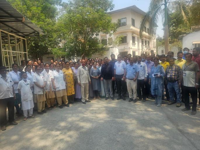 Thane Relatives beat up brothers and disabled employee, protest of doctor staff in district hospital | रुग्णांच्या नातेवाईकांकडून ब्रदर्स आणि दिव्यांग कर्मचाऱ्यास मारहाण, ठाणे जिल्हा रुग्णालयात डॉक्टर कर्मचाऱ्यांचे आंदोलन Thane Relatives beat up brothers and disabled employee, protest of doctor staff in district hospital | रुग्णांच्या नातेवाईकांकडून ब्रदर्स आणि दिव्यांग कर्मचाऱ्यास मारहाण, ठाणे जिल्हा रुग्णालयात डॉक्टर कर्मचाऱ्यांचे आंदोलन