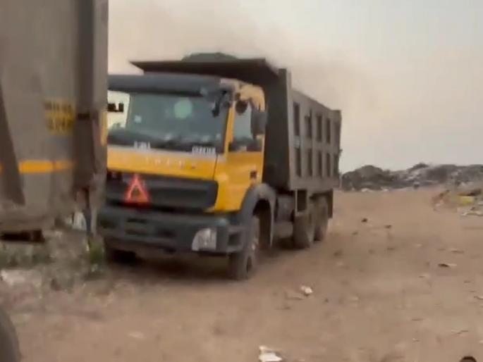 Garbage stench in Thane NCP activists removed the air from the vehicles | कचऱ्याचा भराव, ठाण्यात दुर्गंधी; राष्ट्रवादीच्या कार्यकर्त्यांनी काढली गाड्यांची हवा Garbage stench in Thane NCP activists removed the air from the vehicles | कचऱ्याचा भराव, ठाण्यात दुर्गंधी; राष्ट्रवादीच्या कार्यकर्त्यांनी काढली गाड्यांची हवा