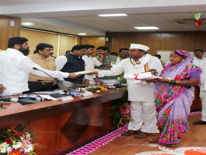 37 farmers of Thane district got their first loan waiver today | ठाणे जिल्ह्यातील 37 शेतकऱ्यांचा आज मिळाला पहिला कर्जमाफीचा हप्ता 37 farmers of Thane district got their first loan waiver today | ठाणे जिल्ह्यातील 37 शेतकऱ्यांचा आज मिळाला पहिला कर्जमाफीचा हप्ता