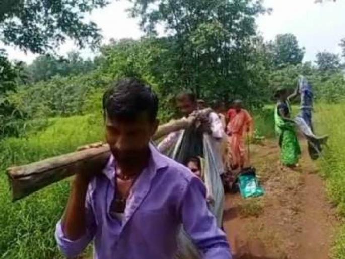 Neither the road nor the hospital, the woman giving birth on the way; The survival of tribals in remote areas is endless | ना रस्ता ना दवाखाना, महिलेची वाटेतच प्रसूती; दुर्गम भागातील आदिवासींच्या जगण्याची दैना संपेना Neither the road nor the hospital, the woman giving birth on the way; The survival of tribals in remote areas is endless | ना रस्ता ना दवाखाना, महिलेची वाटेतच प्रसूती; दुर्गम भागातील आदिवासींच्या जगण्याची दैना संपेना