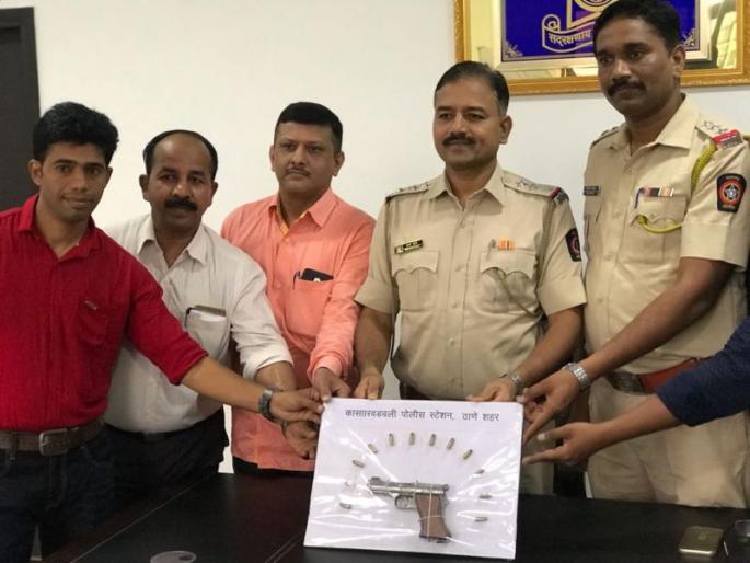 Attempting to carry the day-long unauthorized weapons in Thane | ठाण्यात दिवसाढवळ्या विनापरवाना शस्त्र घेऊन फिरणारे अटकेत  Attempting to carry the day-long unauthorized weapons in Thane | ठाण्यात दिवसाढवळ्या विनापरवाना शस्त्र घेऊन फिरणारे अटकेत