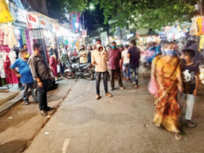 CoronaVirus Lockdown News: Shopkeepers rush at the last minute | CoronaVirus Lockdown News: शेवटच्या क्षणी दुकानदारांची धावपळ अन् नागरिकांची गर्दी CoronaVirus Lockdown News: Shopkeepers rush at the last minute | CoronaVirus Lockdown News: शेवटच्या क्षणी दुकानदारांची धावपळ अन् नागरिकांची गर्दी