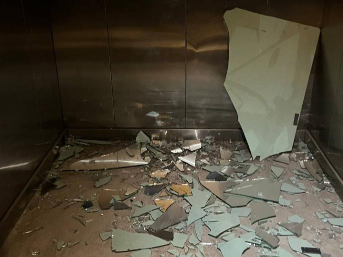 Elevator collapses in building at Raymond Comlex; A boy was slightly injured | रेमंड कॉम्लेक्समधील इमारतीमध्ये लिफ्ट कोसळली; एक मुलगा किरकोळ जखमी Elevator collapses in building at Raymond Comlex; A boy was slightly injured | रेमंड कॉम्लेक्समधील इमारतीमध्ये लिफ्ट कोसळली; एक मुलगा किरकोळ जखमी