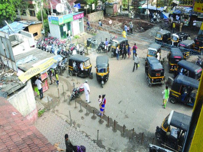 The development of the railway station does not have any kind of development, due to the rakshakandikandi | रेल्वे स्थानक परिसराच्या विकासाला चालनाच नाही , रिक्षांमुळे वाहतूककोंडी The development of the railway station does not have any kind of development, due to the rakshakandikandi | रेल्वे स्थानक परिसराच्या विकासाला चालनाच नाही , रिक्षांमुळे वाहतूककोंडी