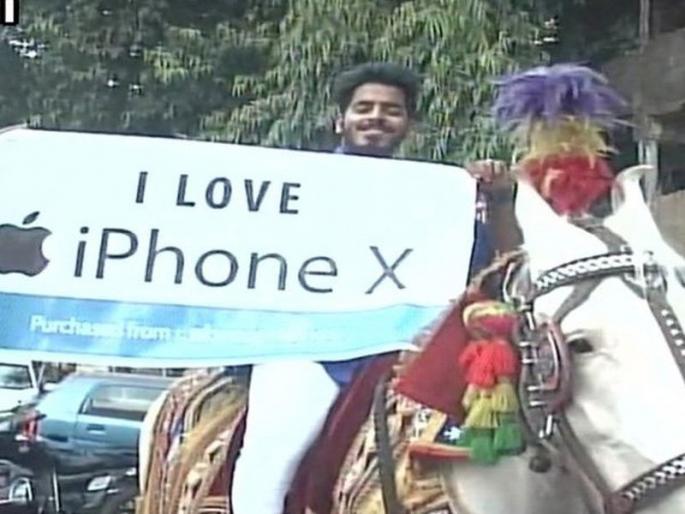 man goes to buy Apple’s iPhone X riding a horse | बघावं ते नवलच : आयफोन X घ्यायला तो गेला चक्क घोड्यावरून man goes to buy Apple’s iPhone X riding a horse | बघावं ते नवलच : आयफोन X घ्यायला तो गेला चक्क घोड्यावरून