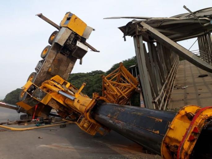 foot overbridge and crain collapsed near Vashi Police Naka in thane | मानखुर्दमध्ये पादचारी पूल कोसळल्यानं क्रेन अपघातग्रस्त foot overbridge and crain collapsed near Vashi Police Naka in thane | मानखुर्दमध्ये पादचारी पूल कोसळल्यानं क्रेन अपघातग्रस्त