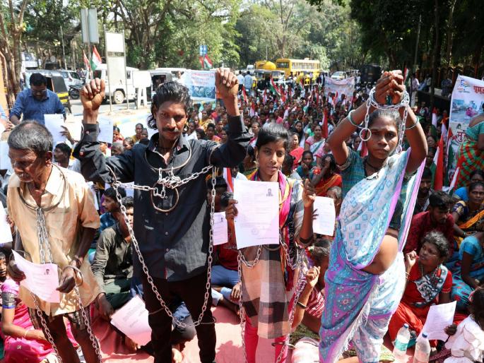 There is no rehabilitation, it will not go until Aggressive attitude of labor organization, agitation outside collector office | पुर्नवसन होत नाही, तोपर्यंत जाणार नाही; श्रमजीवी संघटनेचा आक्रमक पवित्रा, जिल्हाधिकारी कार्यालयाबाहेर आंदोलन There is no rehabilitation, it will not go until Aggressive attitude of labor organization, agitation outside collector office | पुर्नवसन होत नाही, तोपर्यंत जाणार नाही; श्रमजीवी संघटनेचा आक्रमक पवित्रा, जिल्हाधिकारी कार्यालयाबाहेर आंदोलन