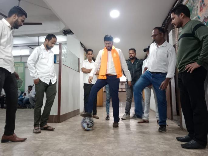 MNS aggressive to make the ground free from encroachment, protested by playing football outside the city engineers' hall | मैदान अतिक्रमणमुक्त करण्यासाठी मनसे आक्रमक, नगर अभियंत्यांच्या दालनाबाहेर फुटबॉल खेळून केलं आंदोलन