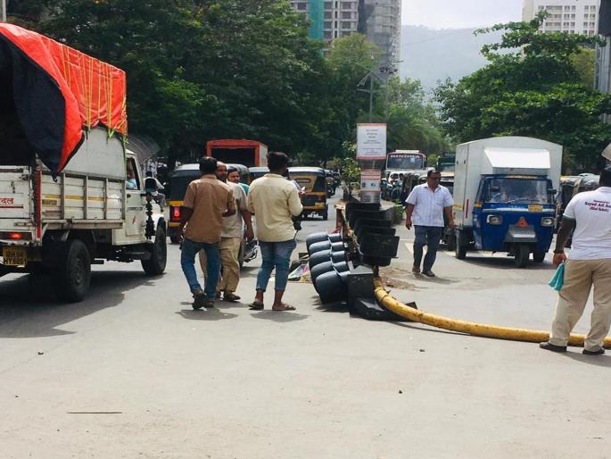 Signal pillar collapsed near Nitin Company Signal in Thane | दुर्घटना टळली; ठाण्यात नितीन कंपनीजवळ कोसळला सिग्नलचा खांब 