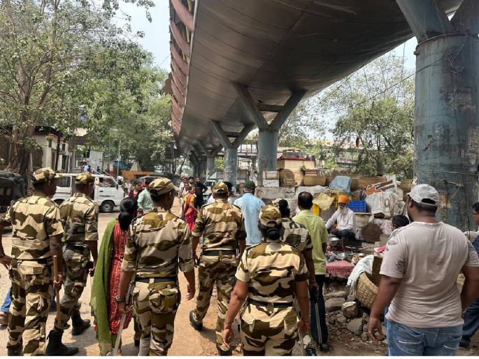 Action taken against slums near Ulhasnagar railway station, women abuse officials, case registered | उल्हासनगर रेल्वे स्टेशन शेजारील झोपडपट्टीवर कारवाई महिलांची अधिकाऱ्यांना शिवीगाळ, गुन्हा दाखल Action taken against slums near Ulhasnagar railway station, women abuse officials, case registered | उल्हासनगर रेल्वे स्टेशन शेजारील झोपडपट्टीवर कारवाई महिलांची अधिकाऱ्यांना शिवीगाळ, गुन्हा दाखल