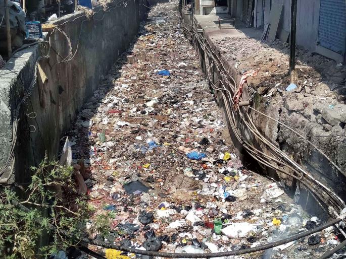 Nalesfai polk in the first rain | पहिल्याच पावसात नालेसफाईची पोलखोल