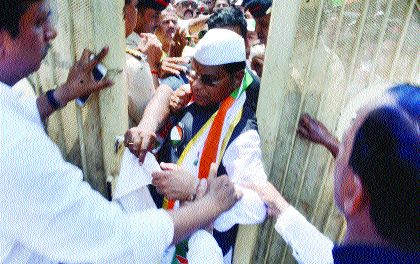 Thane Shiv sena, NCP's strong show, and workers' tiredness | ठाण्यात सेना, राष्ट्रवादीचे जोरदार शक्तिप्रदर्शन, कार्यकर्त्यांची दमछाक Thane Shiv sena, NCP's strong show, and workers' tiredness | ठाण्यात सेना, राष्ट्रवादीचे जोरदार शक्तिप्रदर्शन, कार्यकर्त्यांची दमछाक