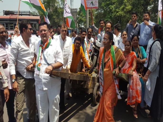 NCP's protest of fuel hike in Thane | 'जनताच सरकारला महागलेल्या इंधनात जाळेल',ठाण्यात इंधन दरवाढीचा राष्ट्रवादी काँग्रेसकडून निषेध NCP's protest of fuel hike in Thane | 'जनताच सरकारला महागलेल्या इंधनात जाळेल',ठाण्यात इंधन दरवाढीचा राष्ट्रवादी काँग्रेसकडून निषेध