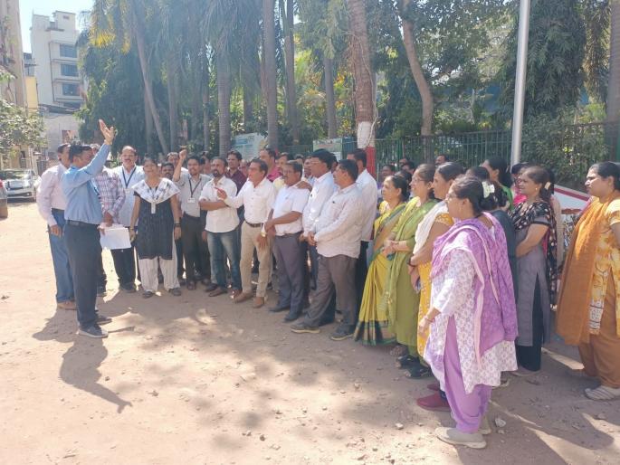 Employees protest against the injustice of District Clerk salary error | Thane: जि प.लिपिक कर्मचारी वेतन त्रुटीच्या अन्याय विरोधात कर्मचाऱ्यांचे आंदोलन Employees protest against the injustice of District Clerk salary error | Thane: जि प.लिपिक कर्मचारी वेतन त्रुटीच्या अन्याय विरोधात कर्मचाऱ्यांचे आंदोलन