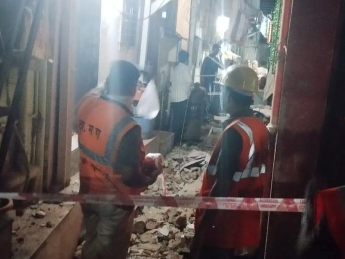 Wall of house collapses in Hazuri area of Thane, no lives lost; 28 family members shifted to Madrasa | ठाण्यात हाजूरी भागातील घराची भिंत काेसळली, जिवित हानी टळली; २८ कुटूंबीयांना मदरशामध्ये हलविले Wall of house collapses in Hazuri area of Thane, no lives lost; 28 family members shifted to Madrasa | ठाण्यात हाजूरी भागातील घराची भिंत काेसळली, जिवित हानी टळली; २८ कुटूंबीयांना मदरशामध्ये हलविले