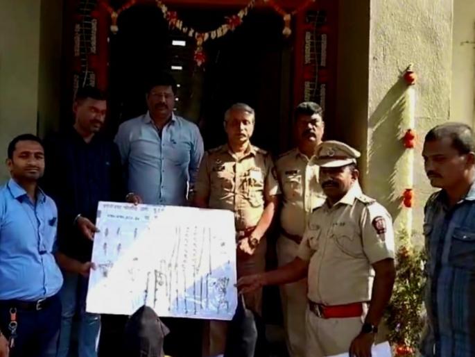Jewels worth one and a half lakhs were seized while smiling at the two burglars who burglarized a house in Bhiwandi | भिवंडीत घरफोडी करणाऱ्या दोघा चोरट्यांच्या मुसक्या आवळत दीड लाखांचे दागिने केले जप्त Jewels worth one and a half lakhs were seized while smiling at the two burglars who burglarized a house in Bhiwandi | भिवंडीत घरफोडी करणाऱ्या दोघा चोरट्यांच्या मुसक्या आवळत दीड लाखांचे दागिने केले जप्त