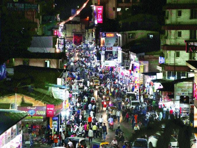 The crowd for the purchase of Padva; Clusters of customers to buy flowers, swirls, and shrugs | Gudi Padwa 2018 : पाडव्याच्या खरेदीसाठी गर्दी ; फुले, तोरणे, श्रीखंड खरेदीसाठी ग्राहकांची झुंबड The crowd for the purchase of Padva; Clusters of customers to buy flowers, swirls, and shrugs | Gudi Padwa 2018 : पाडव्याच्या खरेदीसाठी गर्दी ; फुले, तोरणे, श्रीखंड खरेदीसाठी ग्राहकांची झुंबड