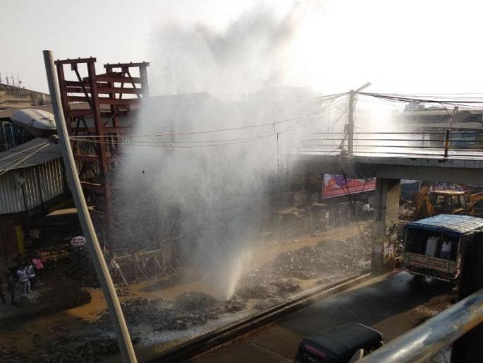 40 meter diameter pipeline of water in the Dombivli west, washed away millions of liters of water | डोंबिवली पश्चिमेला पाण्याची ४० मीटर व्यासाची पाइपलाइन फुटली, लाखो लीटर पाणी गेले वाया 40 meter diameter pipeline of water in the Dombivli west, washed away millions of liters of water | डोंबिवली पश्चिमेला पाण्याची ४० मीटर व्यासाची पाइपलाइन फुटली, लाखो लीटर पाणी गेले वाया