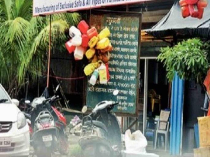 Massive encroachment on forest department land in Tikujiniwadi | ‘प्लास्टिक वापरू नका’च्या बोर्डवरच प्लास्टिकचे डबे Massive encroachment on forest department land in Tikujiniwadi | ‘प्लास्टिक वापरू नका’च्या बोर्डवरच प्लास्टिकचे डबे