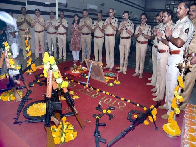 Police Commissioner performs Shastra Poojan on the occasion of Vijayadashami in Thane, extends best wishes to police personnel | ठाण्यात विजयादशमीनिमित्त पाेलीस आयुक्तांनी केले शस्त्रपूजन,पाेलीस कर्मचाऱ्यांना दिल्या शुभेच्छा