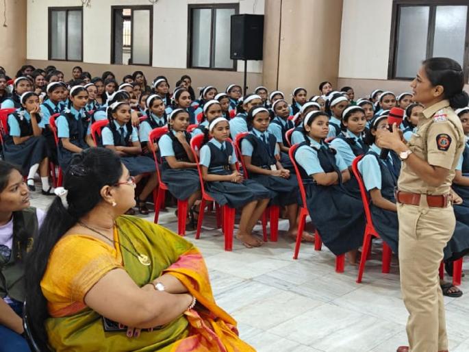 Police took teachers' 'school' to prevent misbehavior in schools | शाळांमधील गैरप्रकार रोखण्यासाठी पोलिसांनी घेतली शिक्षकांची ‘शाळा’ Police took teachers' 'school' to prevent misbehavior in schools | शाळांमधील गैरप्रकार रोखण्यासाठी पोलिसांनी घेतली शिक्षकांची ‘शाळा’