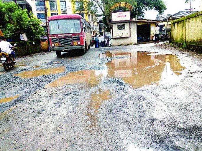 Due to potholes, the result of passenger traffic in rural areas | खड्ड्यांमुळे ग्रामीण भागात प्रवासी वाहतुकीवर परिणाम Due to potholes, the result of passenger traffic in rural areas | खड्ड्यांमुळे ग्रामीण भागात प्रवासी वाहतुकीवर परिणाम