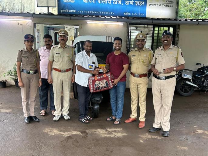The laptop and bag of important documents left behind in the rickshaw were returned to the passenger by the police | रिक्षात विसरलेली लॅपटॉप आणि महत्वाची कागदपत्राची बॅग पोलिसांनी प्रवाशाला केली परत The laptop and bag of important documents left behind in the rickshaw were returned to the passenger by the police | रिक्षात विसरलेली लॅपटॉप आणि महत्वाची कागदपत्राची बॅग पोलिसांनी प्रवाशाला केली परत