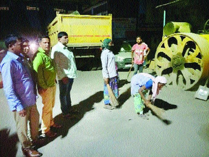 The road on the flyover turned out to be a night long repair | उड्डाणपुलावरील रस्त्याची झाली चक्क एका रात्रीत दुरुस्ती