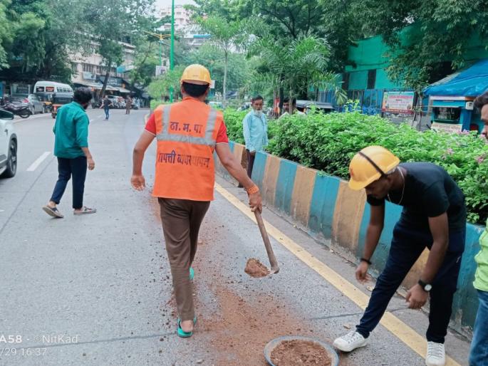 Thane: Oil spilled on road, two bikers injured after falling | Thane: रस्त्यावर सांडले ऑईल, दोन दुचाकीस्वार घसरून जखमी Thane: Oil spilled on road, two bikers injured after falling | Thane: रस्त्यावर सांडले ऑईल, दोन दुचाकीस्वार घसरून जखमी
