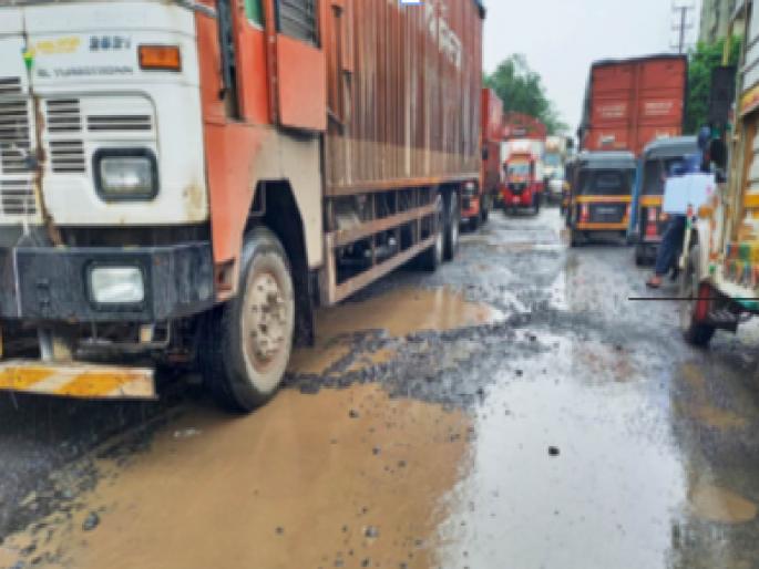 Potholes... Thane to Nashik is a deadly eight-hour journey; Examination of drivers up to Kasara | खड्डेच खड्डे... ठाणे ते नाशिक आठ तासांचा जीवघेणा प्रवास; कसाऱ्यापर्यंत वाहन चालकांची परीक्षा Potholes... Thane to Nashik is a deadly eight-hour journey; Examination of drivers up to Kasara | खड्डेच खड्डे... ठाणे ते नाशिक आठ तासांचा जीवघेणा प्रवास; कसाऱ्यापर्यंत वाहन चालकांची परीक्षा