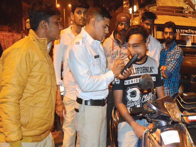 Thane police have landed 3 zigzags | ठाणे पोलिसांनी उतरवली २१४३ तळीरामांची झिंग Thane police have landed 3 zigzags | ठाणे पोलिसांनी उतरवली २१४३ तळीरामांची झिंग