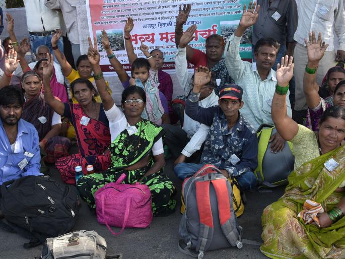 Give a home for home : The Sainathwadi Slums Federation's morcha | घराच्या मोबदल्यात घर द्या :साईनाथवाडी झोपडपट्टी महासंघाचा मोर्चा Give a home for home : The Sainathwadi Slums Federation's morcha | घराच्या मोबदल्यात घर द्या :साईनाथवाडी झोपडपट्टी महासंघाचा मोर्चा
