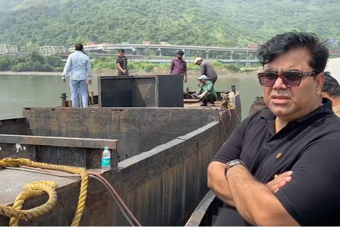 by smashing the illegal boat that used to lift sand into the bay revenue department raids in mumbra bay | वाळू उपसा करणाऱ्या अवैध बोट खाडीतच टाकली तोडून; मुंब्रा खाडीत महसूल विभागाची धडक माेहीम by smashing the illegal boat that used to lift sand into the bay revenue department raids in mumbra bay | वाळू उपसा करणाऱ्या अवैध बोट खाडीतच टाकली तोडून; मुंब्रा खाडीत महसूल विभागाची धडक माेहीम