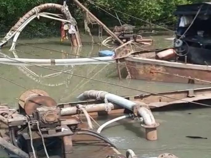 Crackdown on sand mafias in Mumbra, Diva Bay; Six barges were burnt and goods worth 21 lakhs seized | मुंब्रा, दिवा खाडीतील रेती माफियांवर कारवाई; सहा बार्ज जाळून २१ लाखांचा मुद्देमाल जप्त Crackdown on sand mafias in Mumbra, Diva Bay; Six barges were burnt and goods worth 21 lakhs seized | मुंब्रा, दिवा खाडीतील रेती माफियांवर कारवाई; सहा बार्ज जाळून २१ लाखांचा मुद्देमाल जप्त