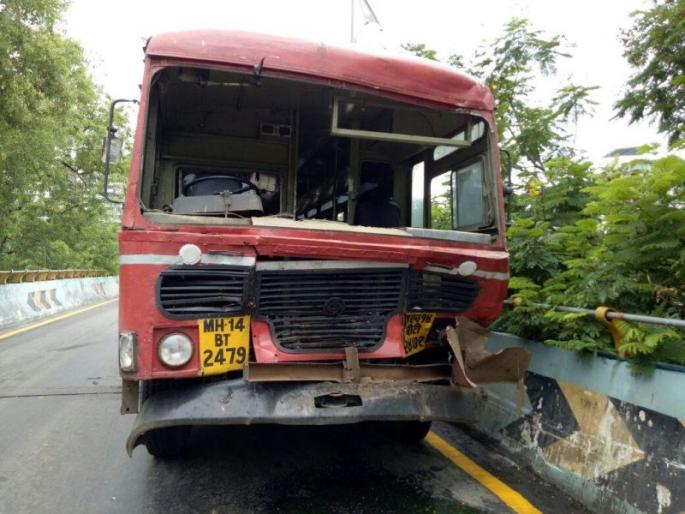 ST bus accident on thane bridge 28 people injured | ठाण्यातील सॅटिस पुलावर दोन एसटी बसची टक्कर, २८ जण जखमी ST bus accident on thane bridge 28 people injured | ठाण्यातील सॅटिस पुलावर दोन एसटी बसची टक्कर, २८ जण जखमी