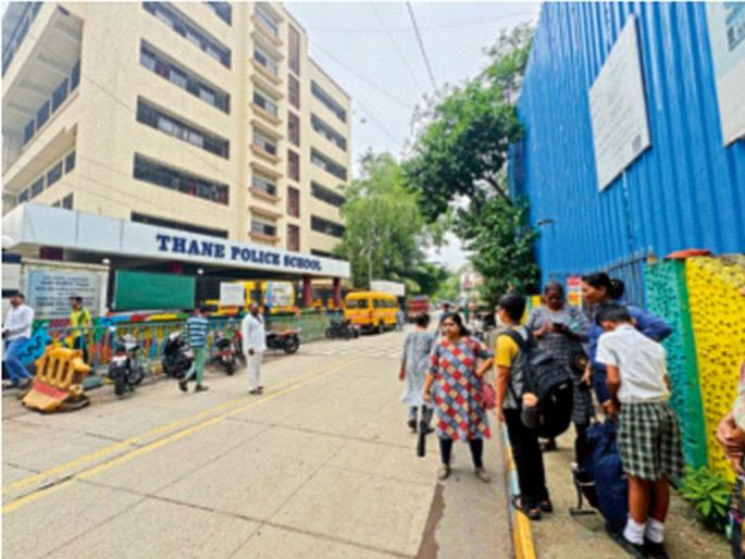 100 students out of class on first day due to non-payment of fees | फी न भरल्याने पहिल्याच दिवशी १०० विद्यार्थी वर्गाबाहेर, ठाणे पोलिस स्कूलमधील प्रकार; पालकांनी व्यक्त केला संताप 100 students out of class on first day due to non-payment of fees | फी न भरल्याने पहिल्याच दिवशी १०० विद्यार्थी वर्गाबाहेर, ठाणे पोलिस स्कूलमधील प्रकार; पालकांनी व्यक्त केला संताप
