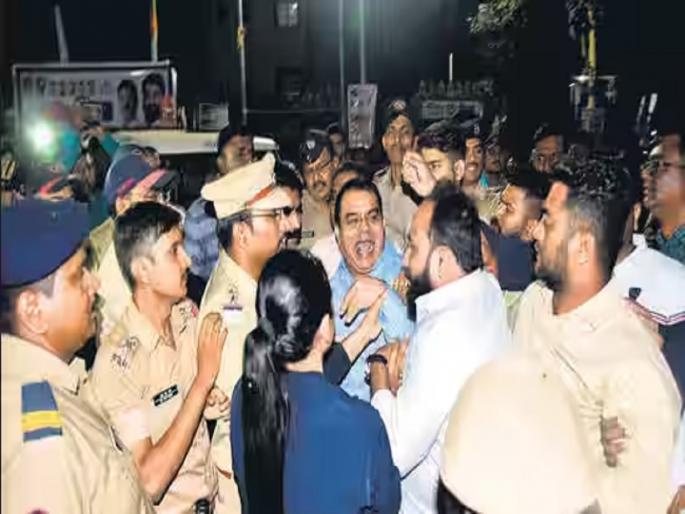 Clash between uddhav Thackeray group and Shinde shiv sena group over branch takeover thane | ठाकरे आणि शिंदे गटात शाखा ताब्यात घेण्यावरून ‘सामना’ Clash between uddhav Thackeray group and Shinde shiv sena group over branch takeover thane | ठाकरे आणि शिंदे गटात शाखा ताब्यात घेण्यावरून ‘सामना’