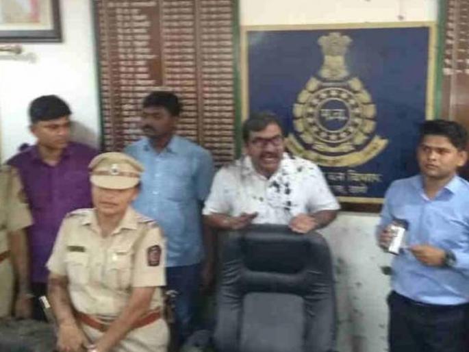 Shivsena aggressive for burning of Mangrul trees in ambernath | मांगरुळमधील झाडे जाळल्याप्रकरणी शिवसेना आक्रमक, वनाधिकाऱ्यांवर फेकली राख Shivsena aggressive for burning of Mangrul trees in ambernath | मांगरुळमधील झाडे जाळल्याप्रकरणी शिवसेना आक्रमक, वनाधिकाऱ्यांवर फेकली राख