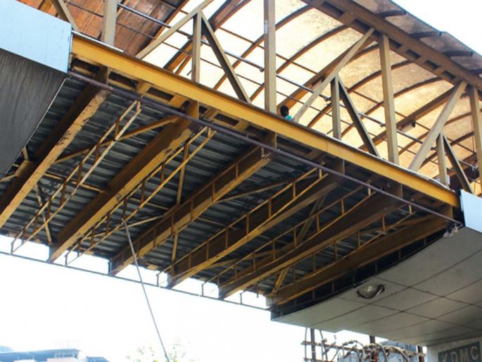 Skywalk leaflets collapse | स्कायवॉकचे पत्रे कोसळून १ जखमी Skywalk leaflets collapse | स्कायवॉकचे पत्रे कोसळून १ जखमी