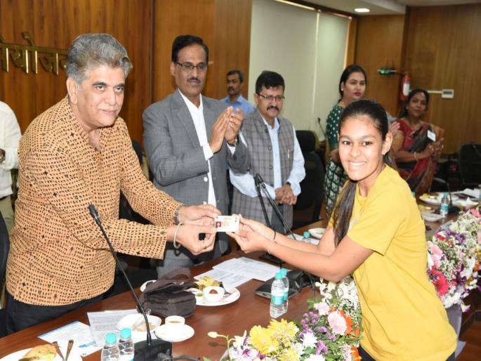 Thane: Exercising the right to vote is the need of the hour, District Collector appeals | Thane: मतदानाचा हक्क बजाविणे ही काळाची गरज, जिल्हाधिकाऱ्यांचं आवाहन Thane: Exercising the right to vote is the need of the hour, District Collector appeals | Thane: मतदानाचा हक्क बजाविणे ही काळाची गरज, जिल्हाधिकाऱ्यांचं आवाहन