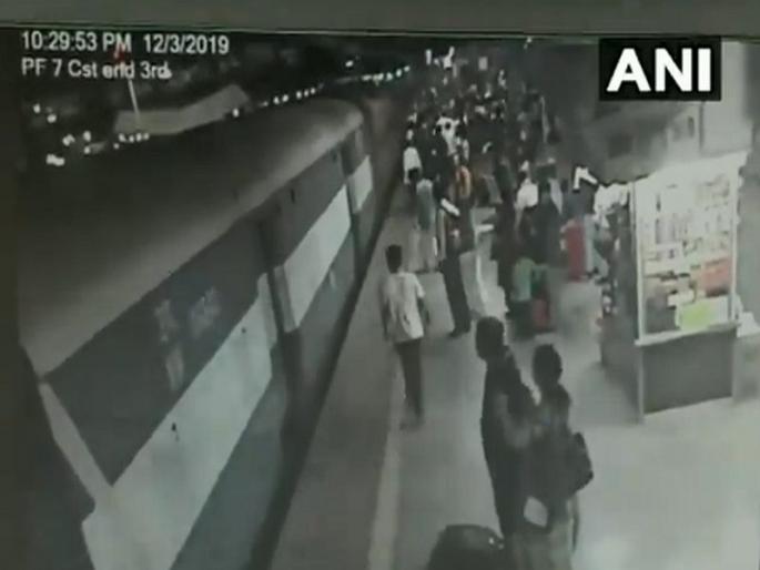 Police rescued laborers by endangering life, imprisoned in horror cameras | VIDEO: पोलिसाने जीव धोक्यात घालून मजुरास वाचवले, थरार कॅमेऱ्यात कैद Police rescued laborers by endangering life, imprisoned in horror cameras | VIDEO: पोलिसाने जीव धोक्यात घालून मजुरास वाचवले, थरार कॅमेऱ्यात कैद