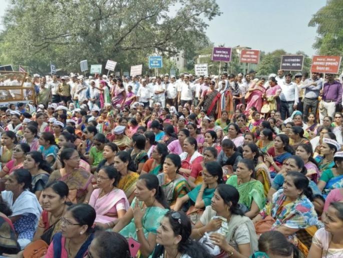 Thane Selection - Teacher's Front Against Senior Pay Scale; However, the closure of the Collector Office | ठाण्यात निवड - वरिष्ठ वेतनश्रेणीच्या निर्णया विरोधात शिक्षकांचा मोर्चा; मात्र जिल्हाधिकारी कार्यालय बंद