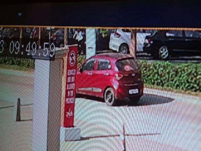 Two lakh rupees in two vehicles in Thane's Hiranandani estate | ठाण्याच्या हिरानंदानी इस्टेट येथील दोन वाहनांमधील साडेचार लाखांचा ऐवज लंपास Two lakh rupees in two vehicles in Thane's Hiranandani estate | ठाण्याच्या हिरानंदानी इस्टेट येथील दोन वाहनांमधील साडेचार लाखांचा ऐवज लंपास