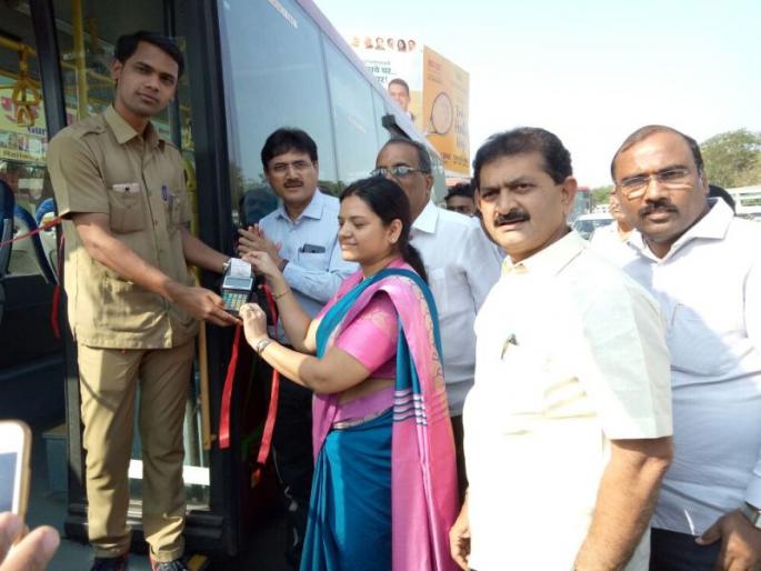 The beginning of ETM in the transport service of the corporation; Punching machine deportation | पालिकेच्या परिवहन सेवेत ईटीएमची सुरुवात; पंचिंग मशिन हद्दपार The beginning of ETM in the transport service of the corporation; Punching machine deportation | पालिकेच्या परिवहन सेवेत ईटीएमची सुरुवात; पंचिंग मशिन हद्दपार