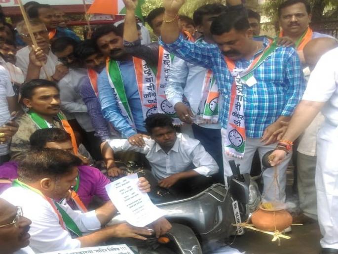 NCP's demonstrations in Thane against petrol and diesel hike | पेट्रोल-डिझेलच्या दरवाढीविरोधात ठाण्यात राष्ट्रवादी काँग्रेसची निदर्शनं NCP's demonstrations in Thane against petrol and diesel hike | पेट्रोल-डिझेलच्या दरवाढीविरोधात ठाण्यात राष्ट्रवादी काँग्रेसची निदर्शनं