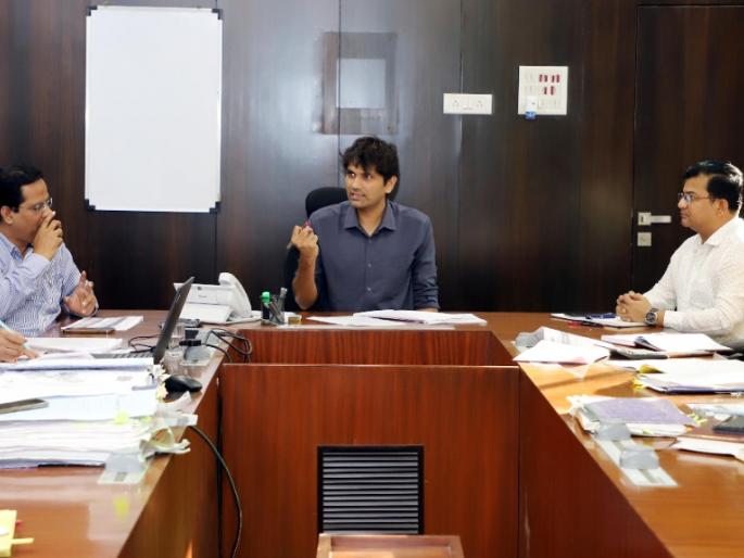 streets of the city will now be cleaned with the help of machines order was given by the municipal commissioner | शहरातील रस्त्यांची सफाई होणार आता मशिनच्या सहाय्याने; महापालिका आयुक्तांनी दिले आदेश streets of the city will now be cleaned with the help of machines order was given by the municipal commissioner | शहरातील रस्त्यांची सफाई होणार आता मशिनच्या सहाय्याने; महापालिका आयुक्तांनी दिले आदेश