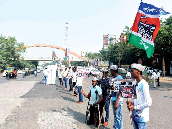 MNS agitation for toll free of vehicles in Thane city | ठाणे शहरातील वाहनांच्या टोलमुक्तीसाठी मनसेचे आंदोलन MNS agitation for toll free of vehicles in Thane city | ठाणे शहरातील वाहनांच्या टोलमुक्तीसाठी मनसेचे आंदोलन